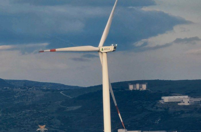Aerogenerador en un paisatge rural